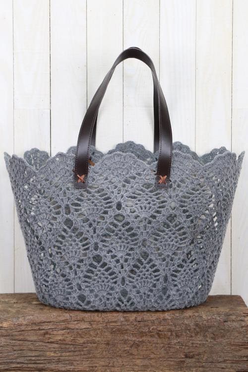 The perfect bag for day at the beach or packing light for the weekend  Fully crochet  Vegan leather straps  Fabric: Cotton 70% and Resin 30%